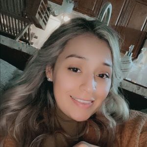 Meet your Posher, Alejandra